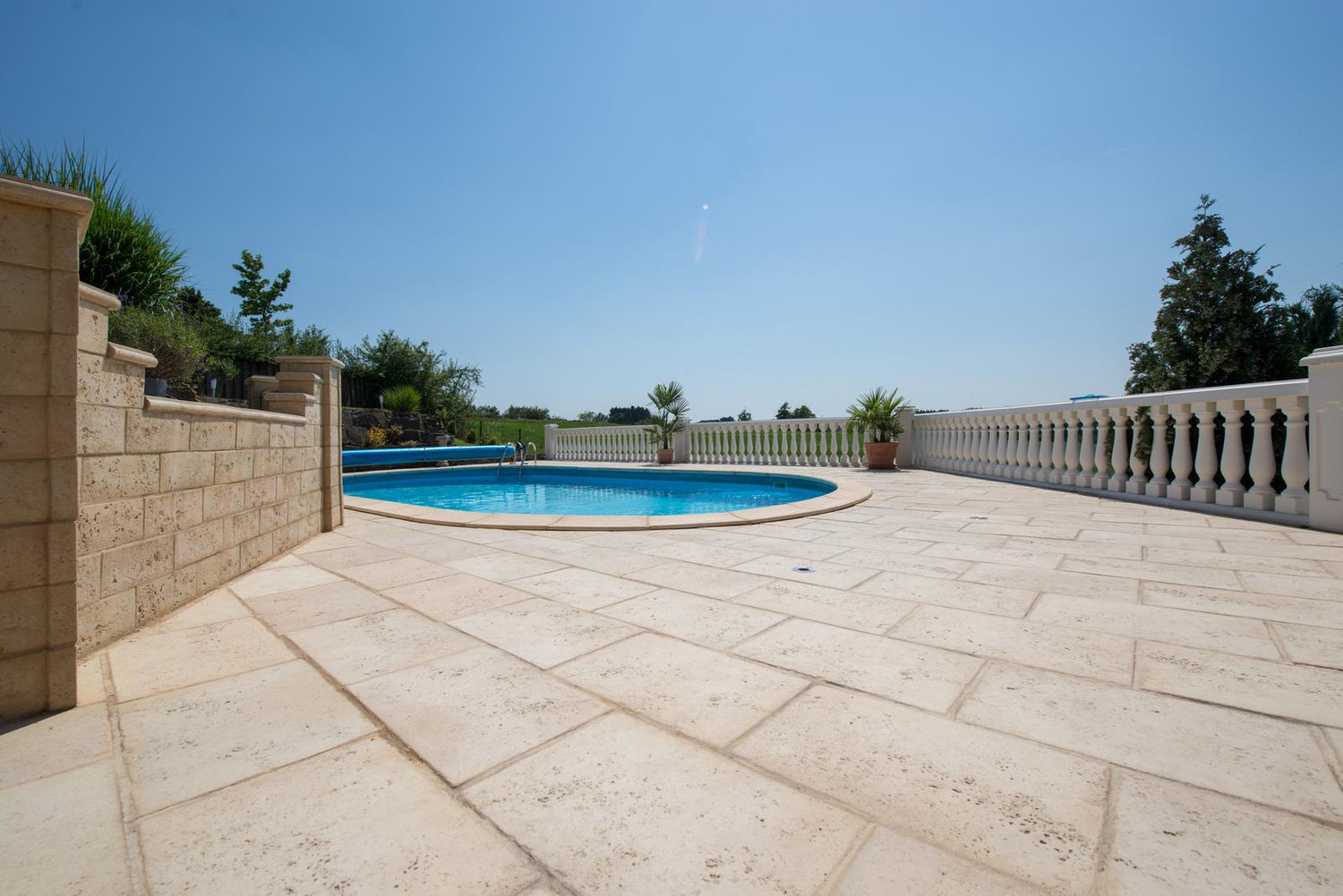 Les avantages de choisir des revêtements en pierre naturelle pour votre jardin